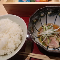 対馬のどぐろとイカ活き造り 博多 魚蔵 都ホテル店 - ご飯・小鉢