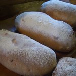 石窯パン工房森のおくりもの - クランベリー(カルフォニア産） ＆ヴァローナホワイトチョコ　　 