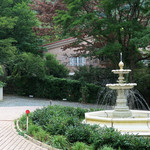 オーベルジュ・オー・ミラドー - 勝又シェフの黒ラブと会った噴水の奥の道