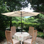 オーベルジュ・オー・ミラドー - パラソルの下でランチ