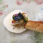 トリュフの上にニラの花