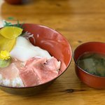 ひとみ食堂 - まぐろイカ丼とお味噌汁
