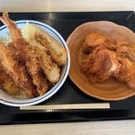 Katsuya - 右：鶏から揚げ（4個）…324円(税込)　左：全部のせカツ丼…690円(税込)