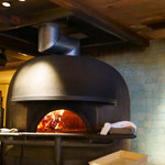 CIROMBO MARINA - 厨房の中にあるピザを焼く薪窯