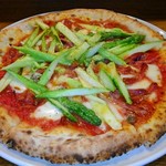 ナストロ  - イタリア産ピリ辛サラミとアスパラガスのピッツァ