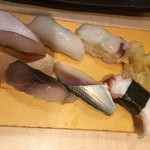 Sushi Uogashi Nihonichi - かんぱち、いか、生タコ、〆さば、コハダ（とり貝の誤り）、タコ