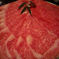 人形町今半 新宿第一生命ビル店 - すき焼き用のお肉　左が上で右が赤身