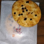 小倉山荘 - デフォのお煎餅、さがのやき
            お醤油と海苔が２枚入り