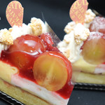 KATO　Patisserie La Fourmi  - 秋塚ゆたかぶどう園葡萄使用タルト