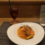 イタリア食堂 hico - イカと茄子、ズッキーニのトマトソースとアイスティー