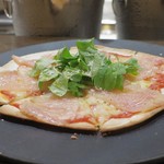 トリワイン ＰＩＫＯＳＨＨＨＵ - 鶏生ハムとルッコラのトルティーヤピッツァ