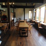 カフェ アース - 店内(奥の方からパチリ)