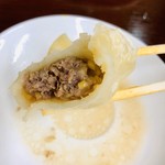 Koufuku - 牛肉とセロリの蒸し餃子だったと思う^^;
                        (箸で切った断面)
