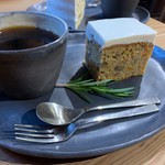 お菓子とお茶 モモトセ - ブレンドコーヒーと、キャロットケーキ