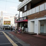 ステーキハウス 村岡 - お店の外観です。 このビルの２階にお店があるんですよ。
