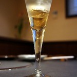 ステーキハウス 村岡 - まずは、食前酒からのスタートですよ。 お洒落なグラスでの登場です。 ブランデー入りの梅酒ですよ。 呑口の良い食前酒で食欲が益々わいてきましたよ。