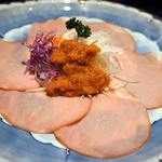 ステーキハウス 村岡 - 前菜です。 ロースハムとオニオンスライス自家製ドレッシング添えです。 たっぷりと、ハムが入っていますね。 旨みのあるハムでしたよ。