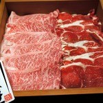 ステーキハウス 村岡 - 蒸篭（せいろ）むしのお肉です。 左側の「隠岐牛」とＰＯＰが置かれている方が幻の隠岐牛です。 右側が国産黒毛和牛です。