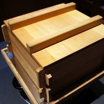 ステーキハウス 村岡 - 下から、どんどん蒸されていきます。 出来上がりが楽しみですよね。