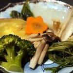 ステーキハウス 村岡 - 本当に色んな野菜が入っていますよね。 どの野菜も色艶が良いですよね。 ブロッコリーって嫌いな人が多いでしょ。 でもね、このブロッコリーが甘みがあって、とっても美味しいんですよ。 えっ、ブロッコリーって