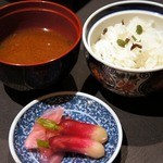 ステーキハウス 村岡 - 山菜ご飯、赤だし、香の物です。