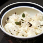 ステーキハウス 村岡 - この山菜ご飯が絶品の美味しさなんですよ。 もう、お腹が一杯なのに、バクバクと食べてしまいましたよ。 お店のマスターに聞くと、提供する時間に合わせて、お米を研いで最新の注意を払って美味しいご飯が出来るよ