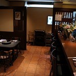 ステーキハウス 村岡 - 一番奥が厨房となっています。 左手に４人掛けのテーブル席が右手にカウンター席が用意されていますね。