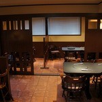 ステーキハウス 村岡 - 同じ位置から少し右に振りました。 ちょうど、入口から入って左側の風景です。 ４人掛けのテーブル席で構成されていますね。 一番奥は、お洒落な木の仕切り板で仕切れるようになっていますね。