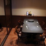 ステーキハウス 村岡 - テーブル席は広々としていますよ。落ち着いた雰囲気ですよね。