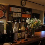 ステーキハウス 村岡 - 厨房に近い位置からカウンター方面を撮っています。 カウンターの上にある花が綺麗ですよね。 綺麗な店内に映えています。