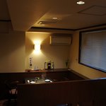 ステーキハウス 村岡 - 一番奥の雰囲気です。 左手に木の仕切り板が見えていますね。 今回は、一番奥の左側で食事しましたよ。 とっても良い席でした。 広々とした空間で最高の食事が出来ました。