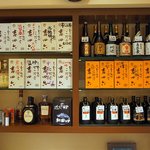 ステーキハウス 村岡 - カウンターの奥には、キープされたボトルが沢山並んでいますよ。 地元密着型で常連さんも多いんでしょうね。