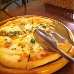 Restaurant Cafe CARO - もっちもちのピザ◎
                                ブルーチーズのピザは、はちみつをかけて頂きます。もちもちの生地とチーズのしょっぱさにはちみつの優しい甘さが絶妙なバランス！