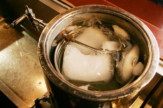 Biarai Ze Kyuujuu Hachi - サーバーの中。螺旋状に巻いた管からビールが注がれます。氷水で冷やした優しい味わい