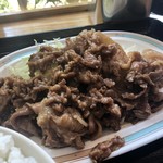 キッチンオトボケ - ジャンジャン焼き、豚か牛か忘れたけど、飯の進くんな味付けの焼肉でした。