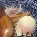 東京煮干屋本舗 - ガブリ豚油そば（アップ①）