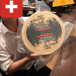 湯島天神横ラクレットグリル スイス料理とスイスワインのお店 - おにーさんがチーズの説明してくれます♪それにしてもデカい‪w