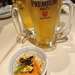 餃子居酒屋ぎょびー - つきだしと生ビール