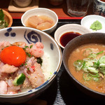 めしの助 - 甲殻丼(ネタ大)
      豚汁