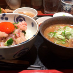 めしの助 - 甲殻丼(ネタ大)
      豚汁