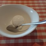 洋食勝井 - 食後のミルクのジェラート。