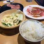 Yakiniku Kingu - 大盛りご飯、シーザーサラダ、炙りバラカルビ（タレ）、豚タン