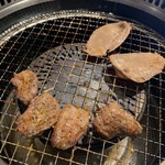 Yakiniku Kingu - 黒胡椒やみつきハラミ、豚タン