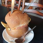 BEAR - 熱々の、きのこ型スープ、パンカットの様子