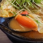 デリシャストマトファームカフェ - ラーメンの中にトマト