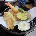民宿みやこ - 揚げたての天ぷらも夕食には添えられてます。
