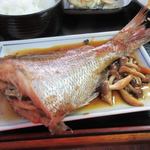 民宿みやこ - 夕食のメインは大きな鯛の煮付。