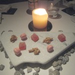 AZUR et MASA UEKI - 小さな宝石たち（マカロン、ブラッド・オレンジのパート・ド・フリュイ、アマンド・ショコラ？）