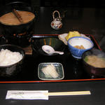 味処 ぐんじ - 牡蠣鍋定食です。一人分の鍋定食があります。1680円。他に牛すきがあります。たまに鴨できるよって言われたこともありました。