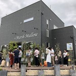 マシュマロウ - 和栗のメレンゲモンブランを求めて行列ができている開店直後の状態